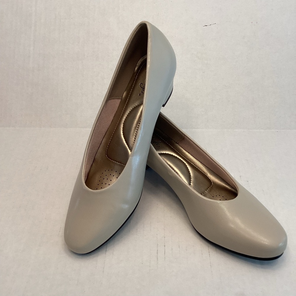 Soft Style Angel ll pump by Hush Puppies. Size 8.5. New without tags/box.